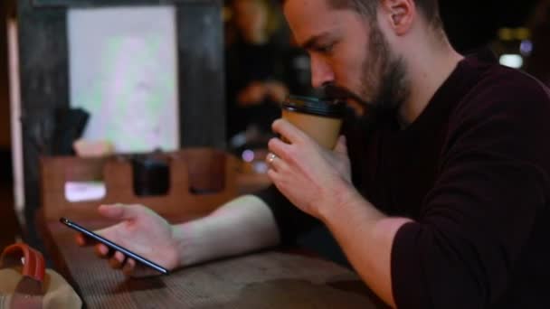 Man Met Behulp Van Smartphone Glimlachend Bij Camera Café Gelukkig — Stockvideo