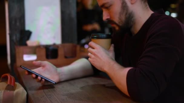 Homme Utilisant Smartphone Souriant Caméra Dans Café Joyeux Beau Jeune — Video