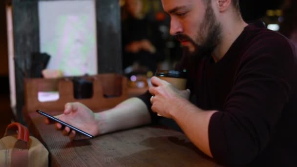 Bărbat Care Folosește Smartphone Zâmbește Camera Foto Din Cafenea Tânăr — Videoclip de stoc