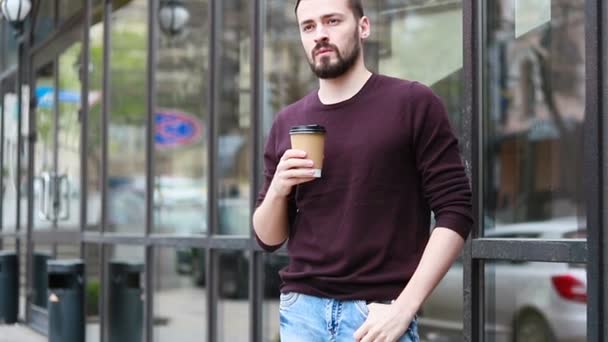 Felizmente Sonriente Hombre Atractivo Caminando Por Calle Escribiendo Smartphone Con — Vídeo de stock