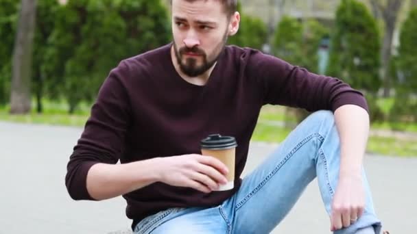 Felizmente Sorrindo Homem Atraente Caminhando Pela Rua Digitando Seu Smartphone — Vídeo de Stock