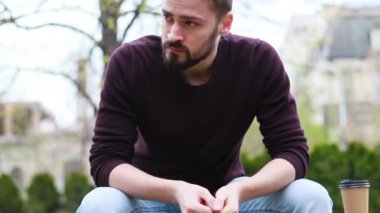 hastane bahçe bankında oturan adam, keder içinde ağlayan emekli. Üzgün yakışıklı bir adam güneşli bir günde birini bekleyen bir bankta oturuyor. Depresif adam parkta yalnız..