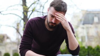 hastane bahçe bankında oturan adam, keder içinde ağlayan emekli. Üzgün yakışıklı bir adam güneşli bir günde birini bekleyen bir bankta oturuyor. Depresif adam parkta yalnız..