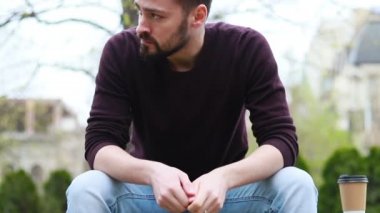 hastane bahçe bankında oturan adam, keder içinde ağlayan emekli. Üzgün yakışıklı bir adam güneşli bir günde birini bekleyen bir bankta oturuyor. Depresif adam parkta yalnız..
