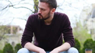 hastane bahçe bankında oturan adam, keder içinde ağlayan emekli. Üzgün yakışıklı bir adam güneşli bir günde birini bekleyen bir bankta oturuyor. Depresif adam parkta yalnız..
