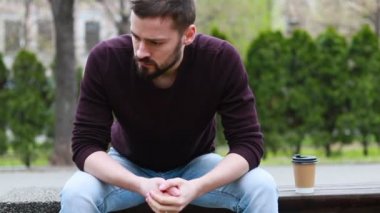 hastane bahçe bankında oturan adam, keder içinde ağlayan emekli. Üzgün yakışıklı bir adam güneşli bir günde birini bekleyen bir bankta oturuyor. Depresif adam parkta yalnız..