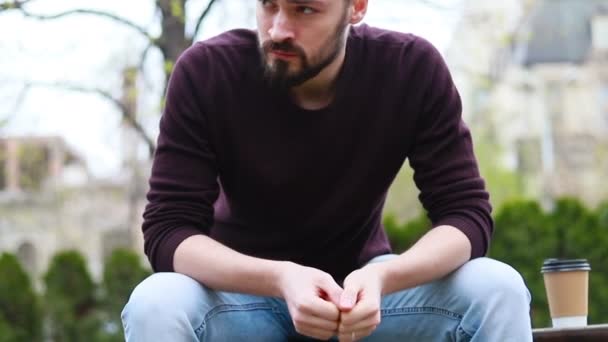 Homme Assis Sur Banc Jardin Hôpital Pensionné Pleurant Dans Douleur — Video