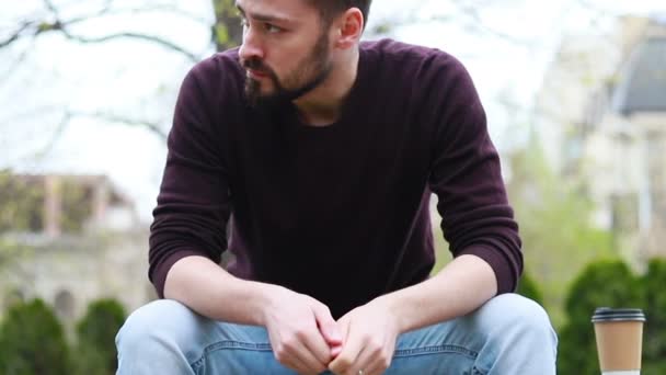 Homme Assis Sur Banc Jardin Hôpital Pensionné Pleurant Dans Douleur — Video