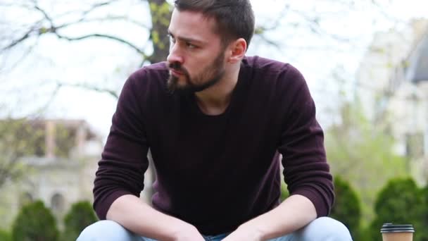 Homme Assis Sur Banc Jardin Hôpital Pensionné Pleurant Dans Douleur — Video