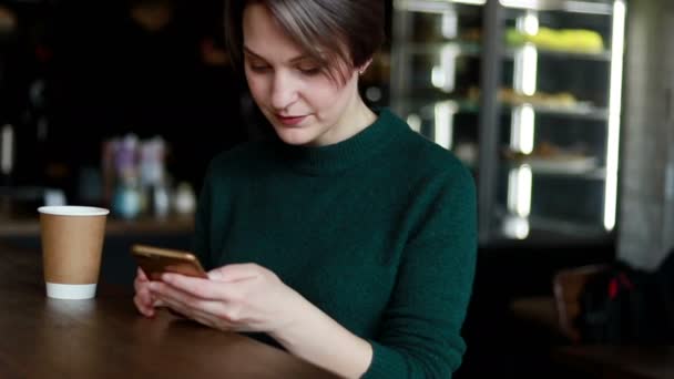 Mujer Joven Usando Smartphone Café Anochecer Movimiento Lento Elegante Mujer — Vídeo de stock