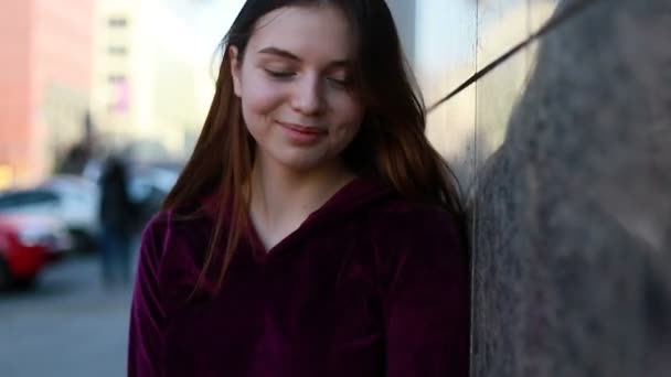 Sol Jovem Mulher Sorridente Com Cabelo Olhar Para Câmera Sorriso — Vídeo de Stock