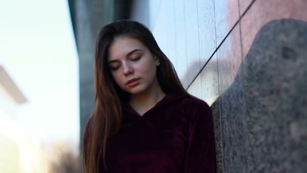 Sol Joven Mujer Sonriente Con Pelo Mira Sonrisa Cámara Caminando — Vídeos de Stock