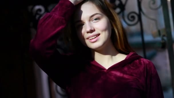 Sonnenschein Junge Lächelnde Frau Mit Haaren Blick Auf Kamera Lächeln — Stockvideo