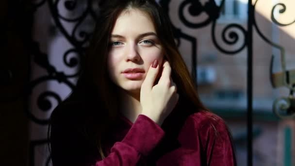 Soleil Jeune Femme Souriante Avec Les Cheveux Regarder Caméra Sourire — Video