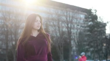 Güneşli şehir sokakları yürüyüş ve sohbet arkadaş, neşeli hippi kız açık havada cep telefonu kullanarak, gün batımı arka plan ile çekici genç kadın