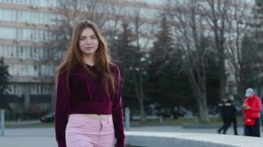 Güneşli şehir sokakları yürüyüş ve sohbet arkadaş, neşeli hippi kız açık havada cep telefonu kullanarak, gün batımı arka plan ile çekici genç kadın