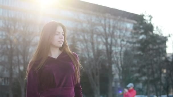 Atractiva Joven Mujer Caminando Por Las Soleadas Calles Ciudad Charlando — Vídeo de stock