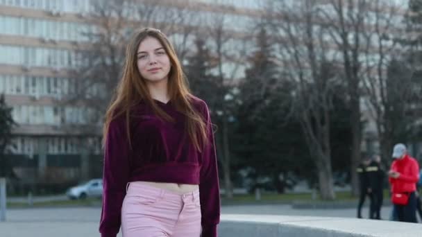 Vonzó Fiatal Nőt Walking Napfényes Város Utcáin Beszélgetni Meg Örömteli — Stock videók