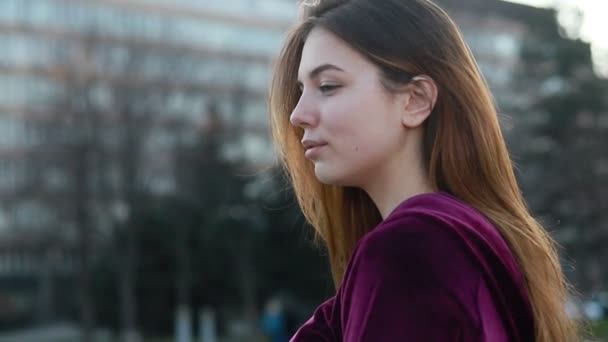 Soleil Jeune Femme Souriante Avec Les Cheveux Regarder Caméra Sourire — Video