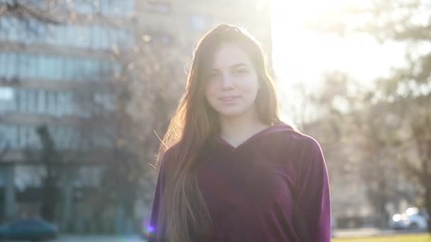 Sol Joven Mujer Sonriente Con Pelo Mira Sonrisa Cámara Caminando — Vídeos de Stock