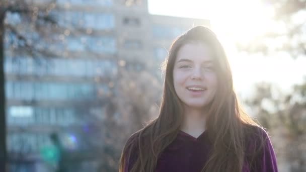 Güneş Genç Gülümseyen Kadın Kamera Gülümseme Şehir Sokaklarında Portre Mutlu — Stok video