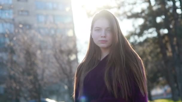 Sol Joven Mujer Sonriente Con Pelo Mira Sonrisa Cámara Caminando — Vídeos de Stock