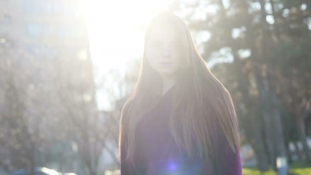 Sunshine Ung Leende Kvinna Med Hår Titta Kamera Leende Promenader — Stockvideo