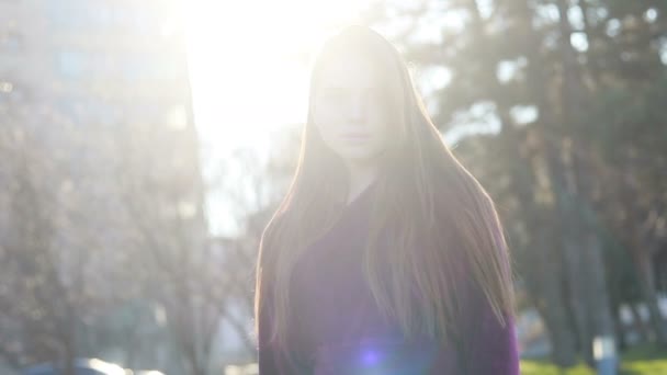 Sonnenschein Junge Lächelnde Frau Mit Haaren Blick Auf Kamera Lächeln — Stockvideo