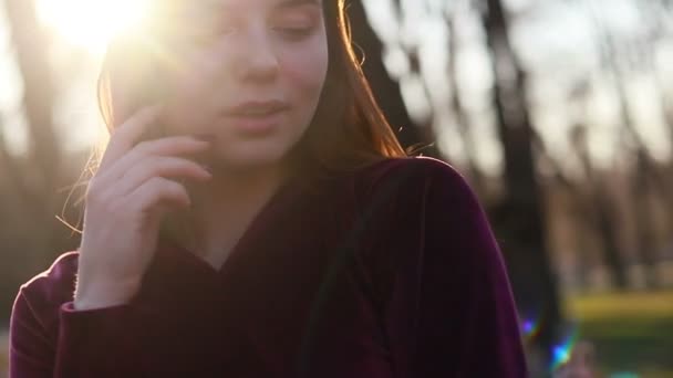 Солнечный Свет Молодой Улыбчивой Женщины Волосами Посмотрите Камеру Улыбка Ходить — стоковое видео