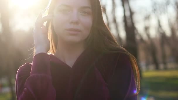 Soleil Jeune Femme Souriante Avec Les Cheveux Regarder Caméra Sourire — Video