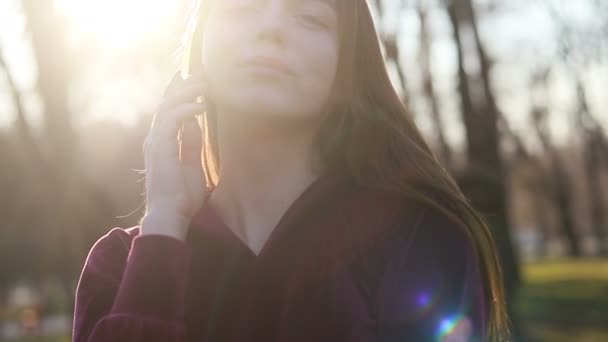 Soleil Jeune Femme Souriante Avec Les Cheveux Regarder Caméra Sourire — Video