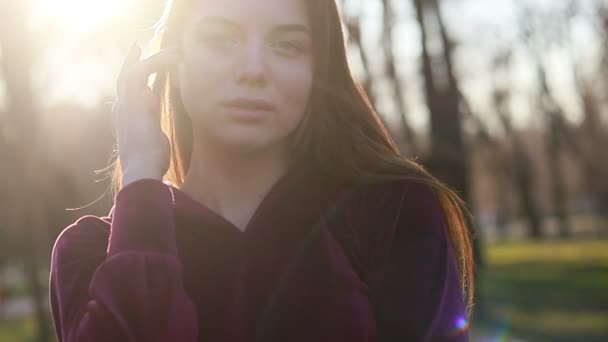 Soleil Jeune Femme Souriante Avec Les Cheveux Regarder Caméra Sourire — Video