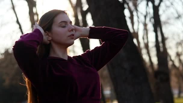 Soleil Jeune Femme Souriante Avec Les Cheveux Regarder Caméra Sourire — Video