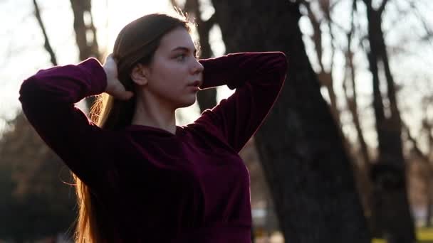 Soleil Jeune Femme Souriante Avec Les Cheveux Regarder Caméra Sourire — Video