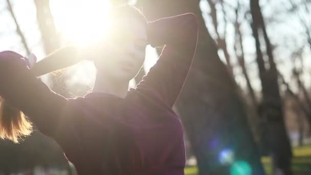 Солнечный Свет Молодой Улыбчивой Женщины Волосами Посмотрите Камеру Улыбка Ходить — стоковое видео