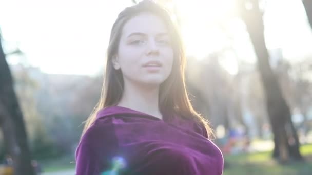 Sunshine Ung Leende Kvinna Med Hår Titta Kamera Leende Promenader — Stockvideo