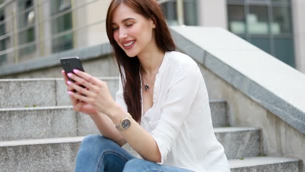 Bella Giovane Donna Affari Indossa Camicia Bianca Utilizzando Moderno Smartphone — Video Stock