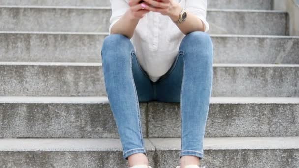 Красива Молода Бізнес Леді Білій Сорочці Використовує Сучасний Смартфон Під — стокове відео