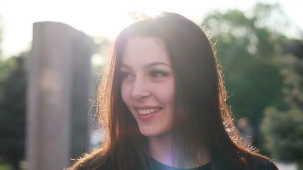 Portret Van Een Mooie Jonge Vrouw Tegen Achtergrond Van Zonsondergang — Stockvideo