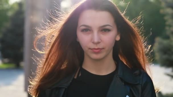 Portrait Une Belle Jeune Femme Sur Fond Coucher Soleil Ville — Video