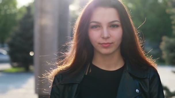 Porträtt Vacker Ung Kvinna Mot Bakgrund Stadens Solnedgång Attraktiv Tjej — Stockvideo