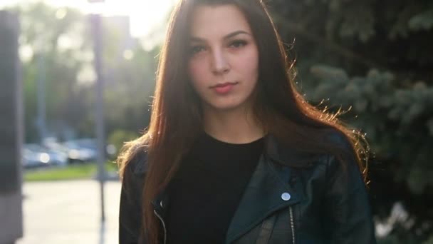 Portret Pięknej Młodej Kobiety Tle Miasta Zachód Słońca Atrakcyjna Dziewczyna — Wideo stockowe
