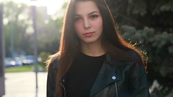 Retrato Una Hermosa Joven Sobre Telón Fondo Puesta Sol Ciudad — Vídeos de Stock