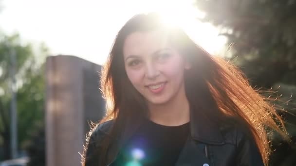 Портрет Красивої Молодої Жінки Тлі Міського Заходу Сонця Приваблива Дівчина — стокове відео