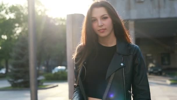 Porträtt Vacker Ung Kvinna Mot Bakgrund Stadens Solnedgång Attraktiv Tjej — Stockvideo