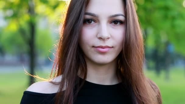 Retrato Una Hermosa Joven Sobre Telón Fondo Puesta Sol Ciudad — Vídeos de Stock