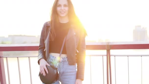 Retrato Una Hermosa Joven Sobre Telón Fondo Puesta Sol Ciudad — Vídeos de Stock