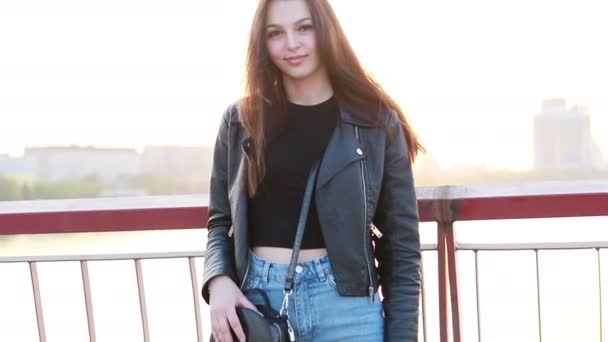 Portrét Nádherné Mladé Ženy Pozadí Městského Západu Slunce Atraktivní Dívka — Stock video