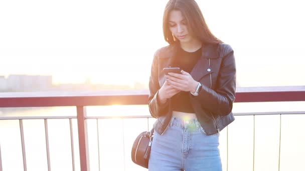 Retrato Una Hermosa Joven Sobre Telón Fondo Puesta Sol Ciudad — Vídeos de Stock