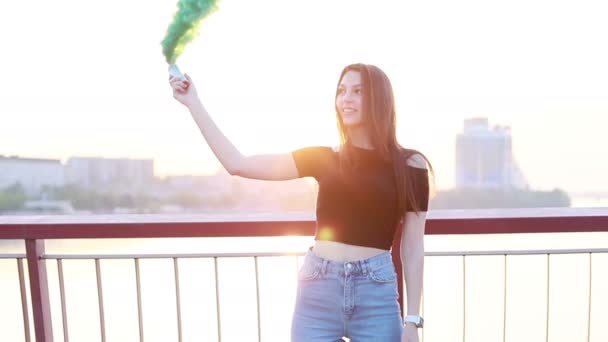 Mujer Hace Una Señal Emergencia Chica Hipster Con Bomba Humo — Vídeo de stock